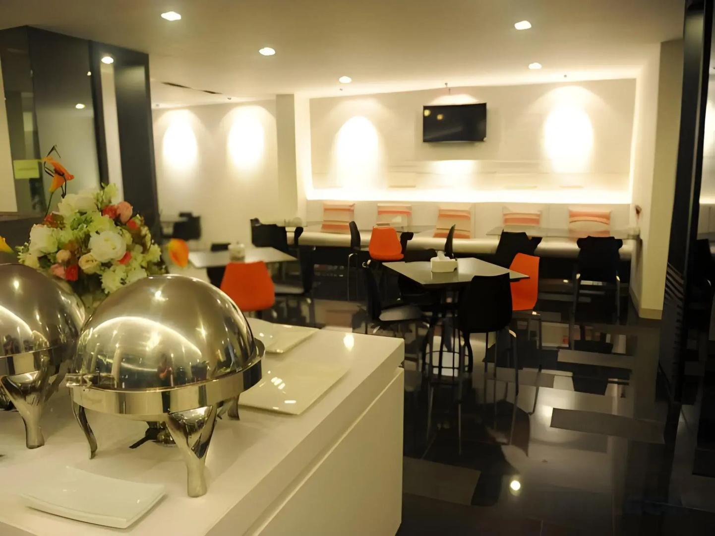 Leenova Hotel
