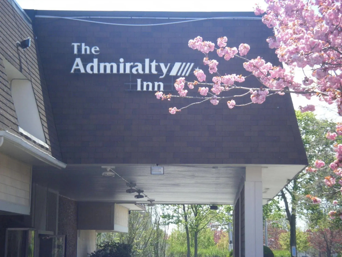 Admiralty Inn & Suites - a Red Collection Hotel