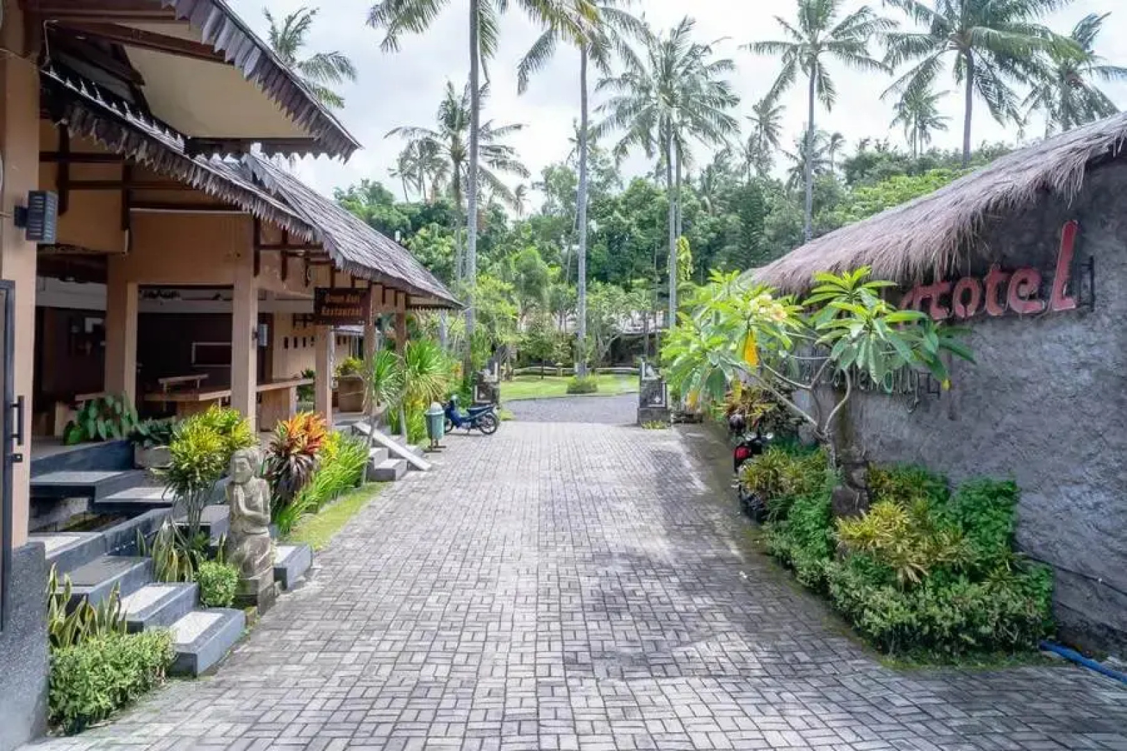 RedDoorz Plus @ Raya Senggigi Lombok