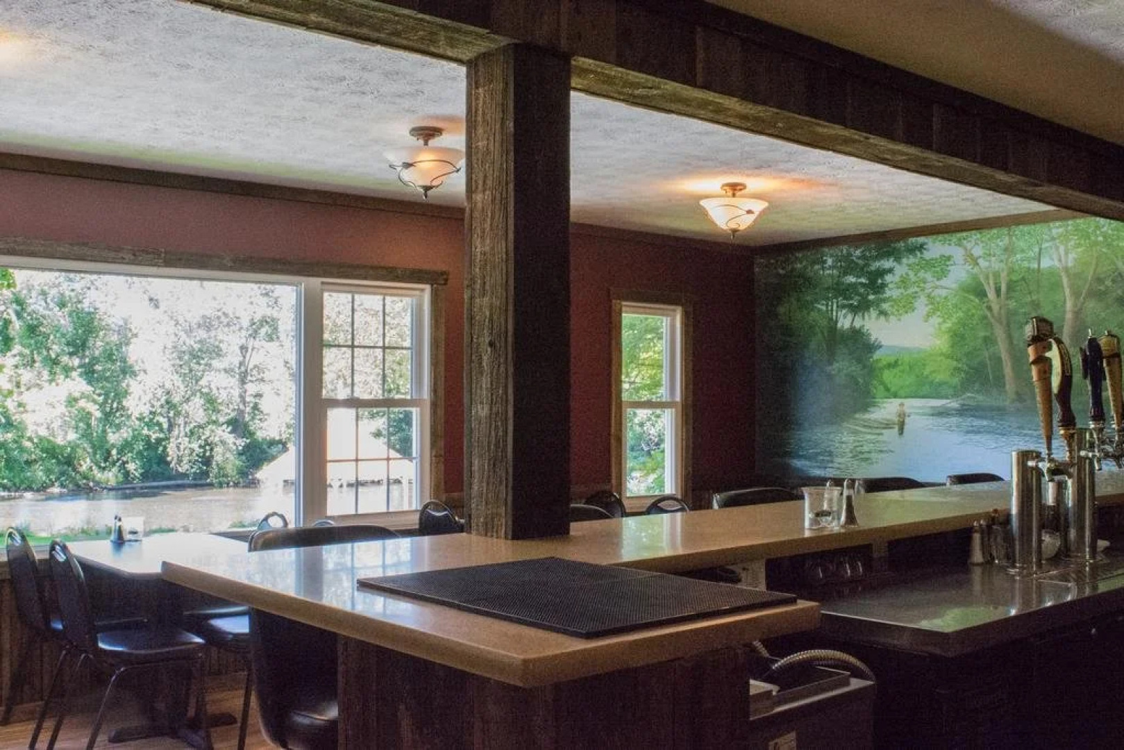 Edgewater Inn & Riverside Grill