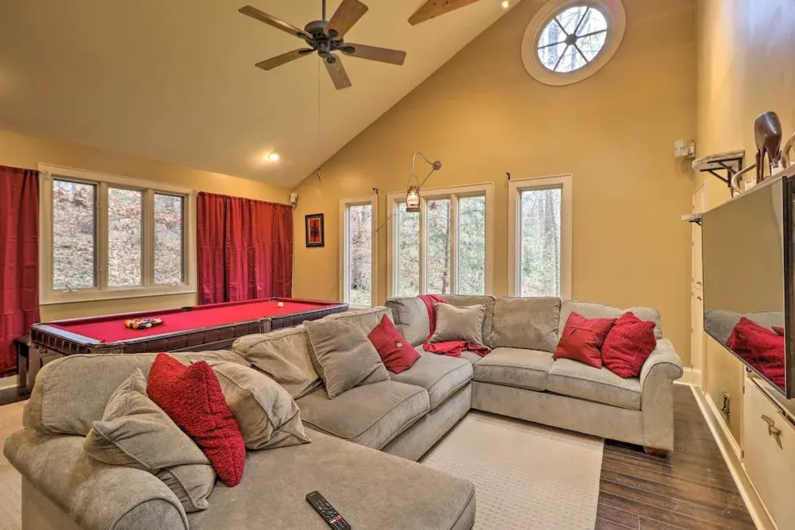 Cozy Conyers Cabin w/ Fireplace & Pool Table!