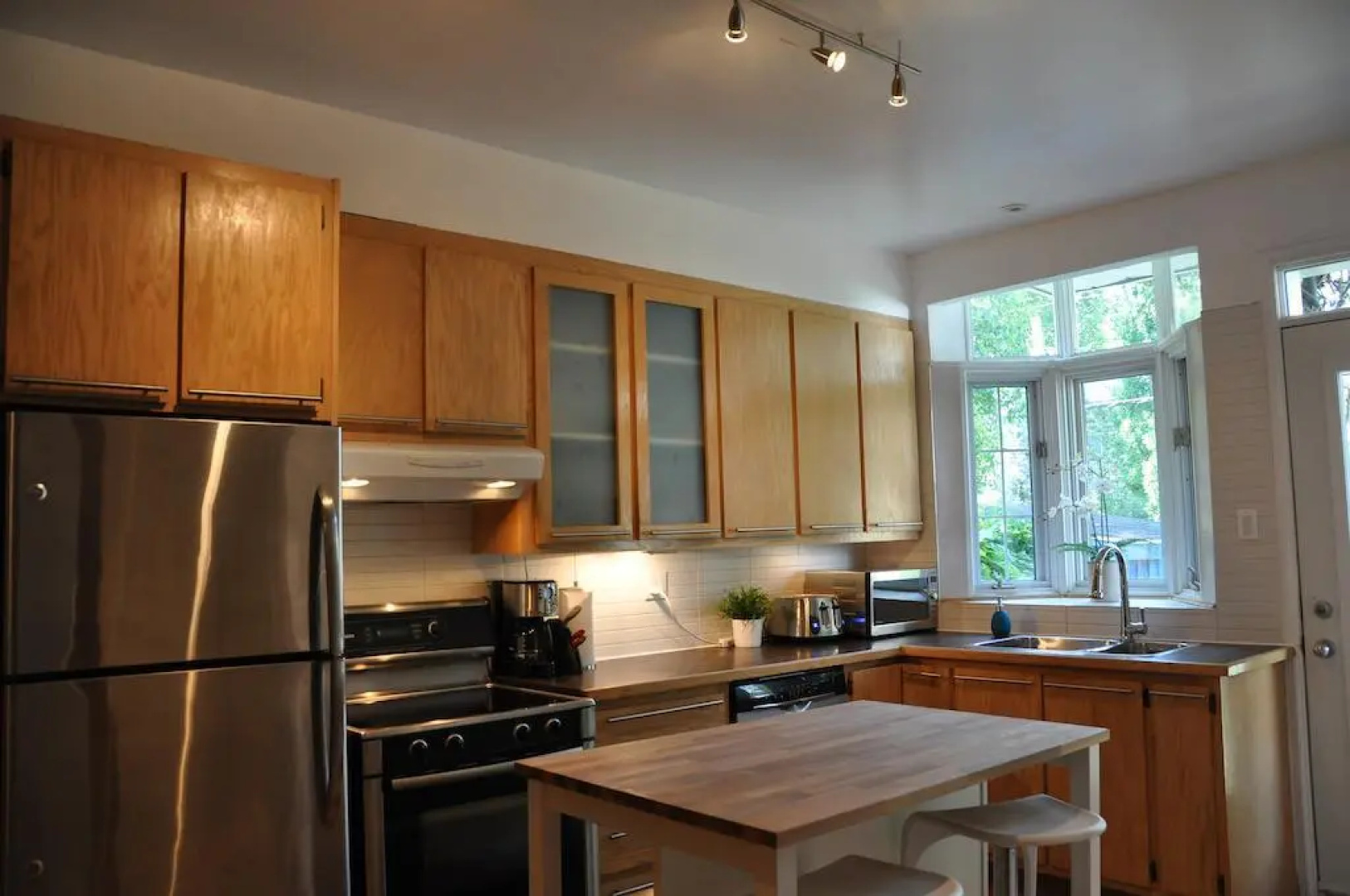 Le Laurier Cottage by HomeInMontreal