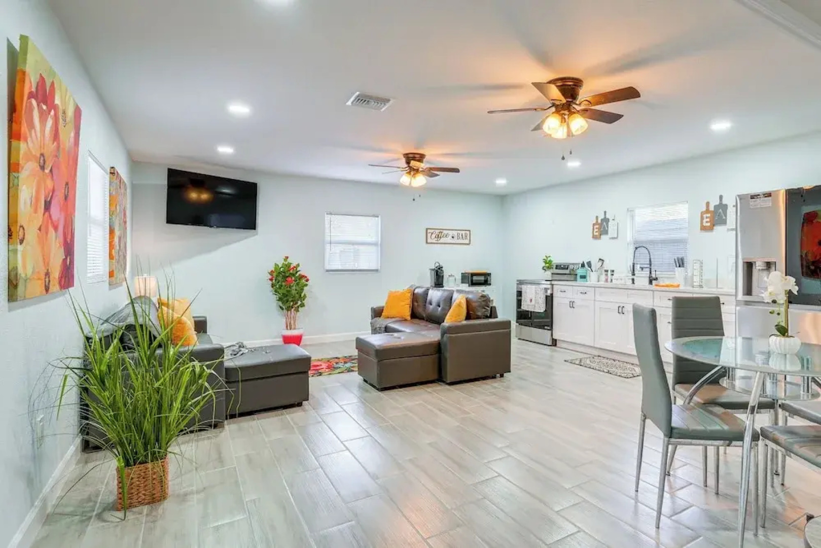 12 Mi to Dtwn Tampa: Vibrant Home w/ Outdoor Space