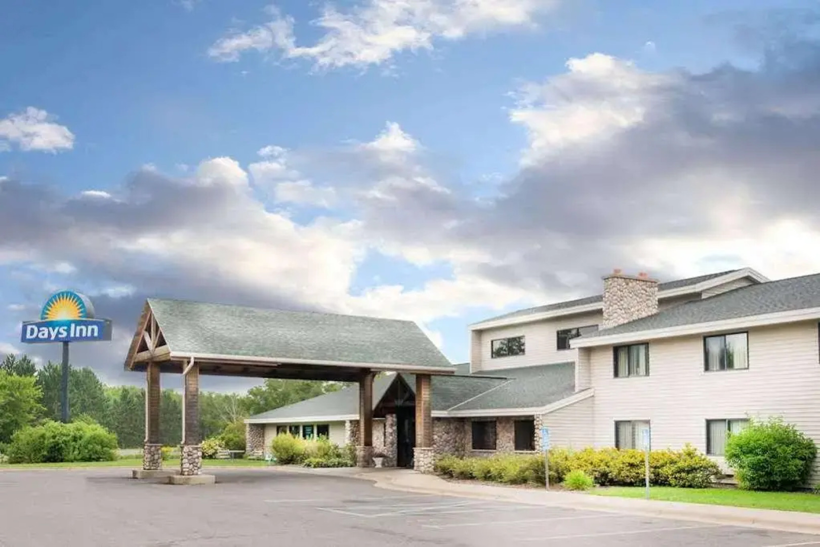 Moose Lake Lodge & Suites