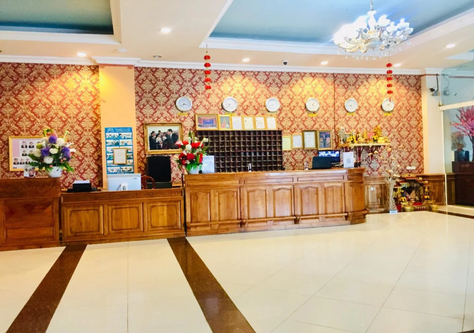 Roung Nakhon Vang Vieng Palace