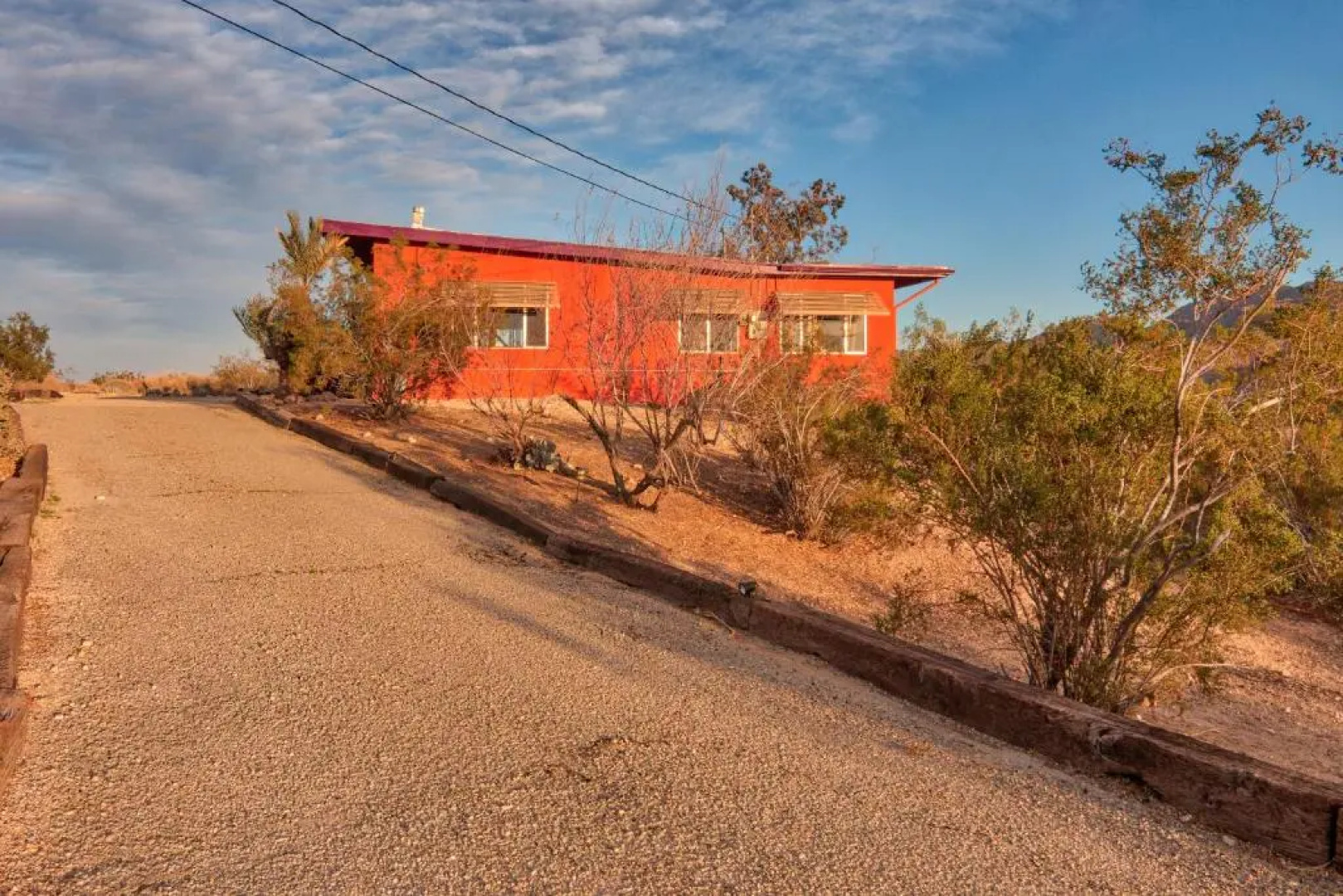 Chuck's Cabin in a Joshua Tree Community