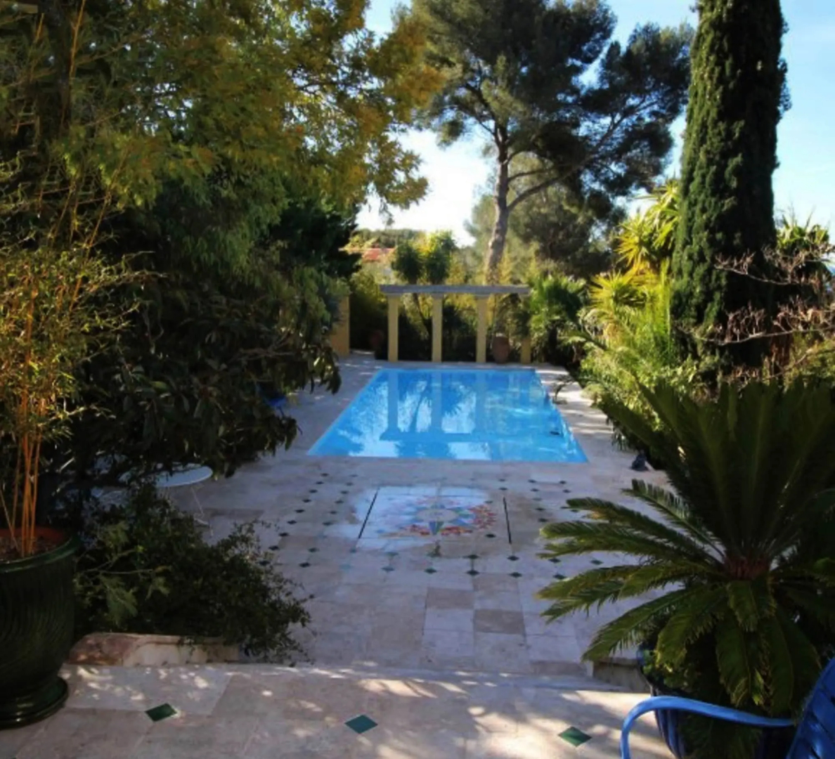 The Address Cassis