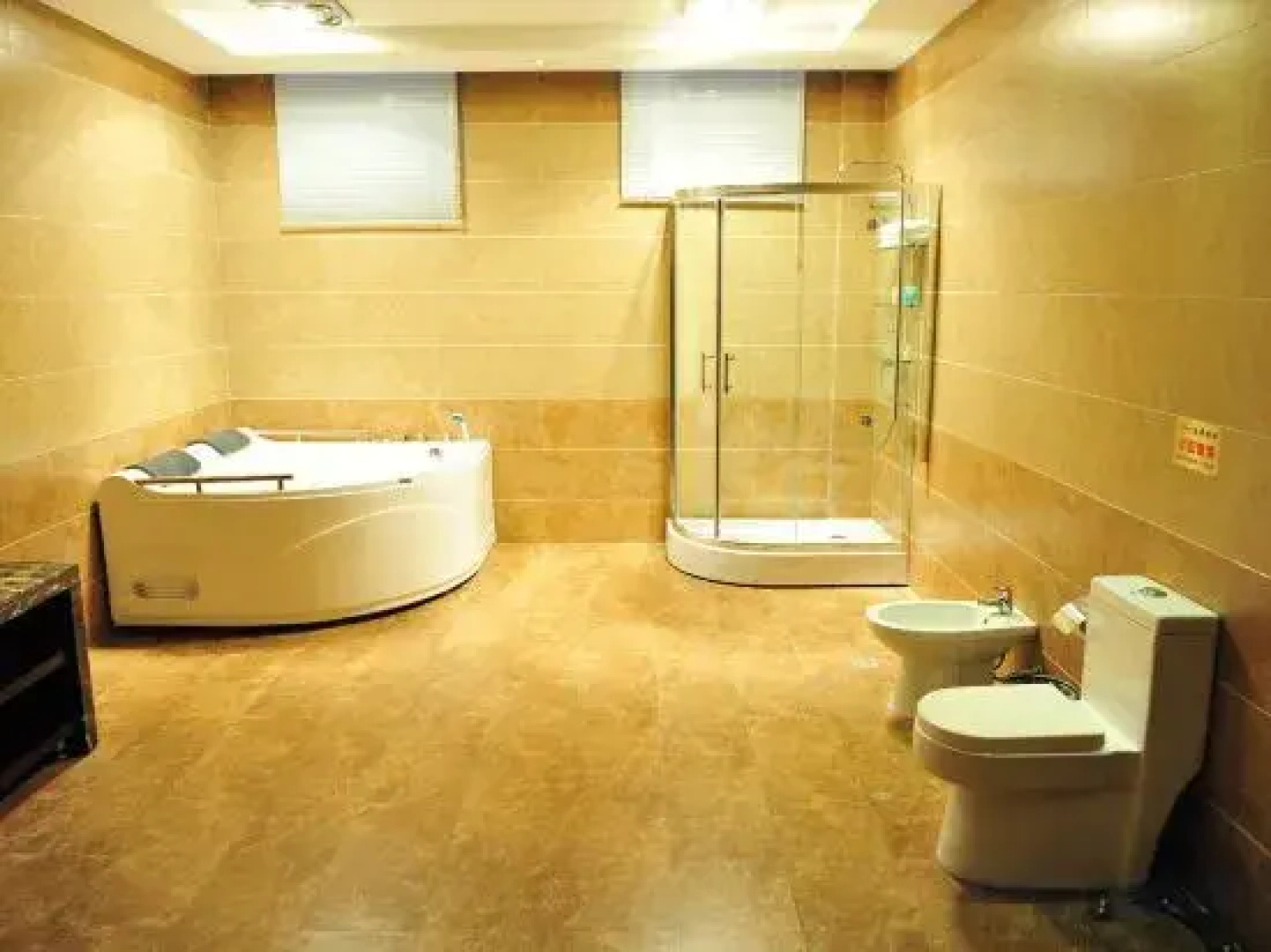 Glam Lake Hotel