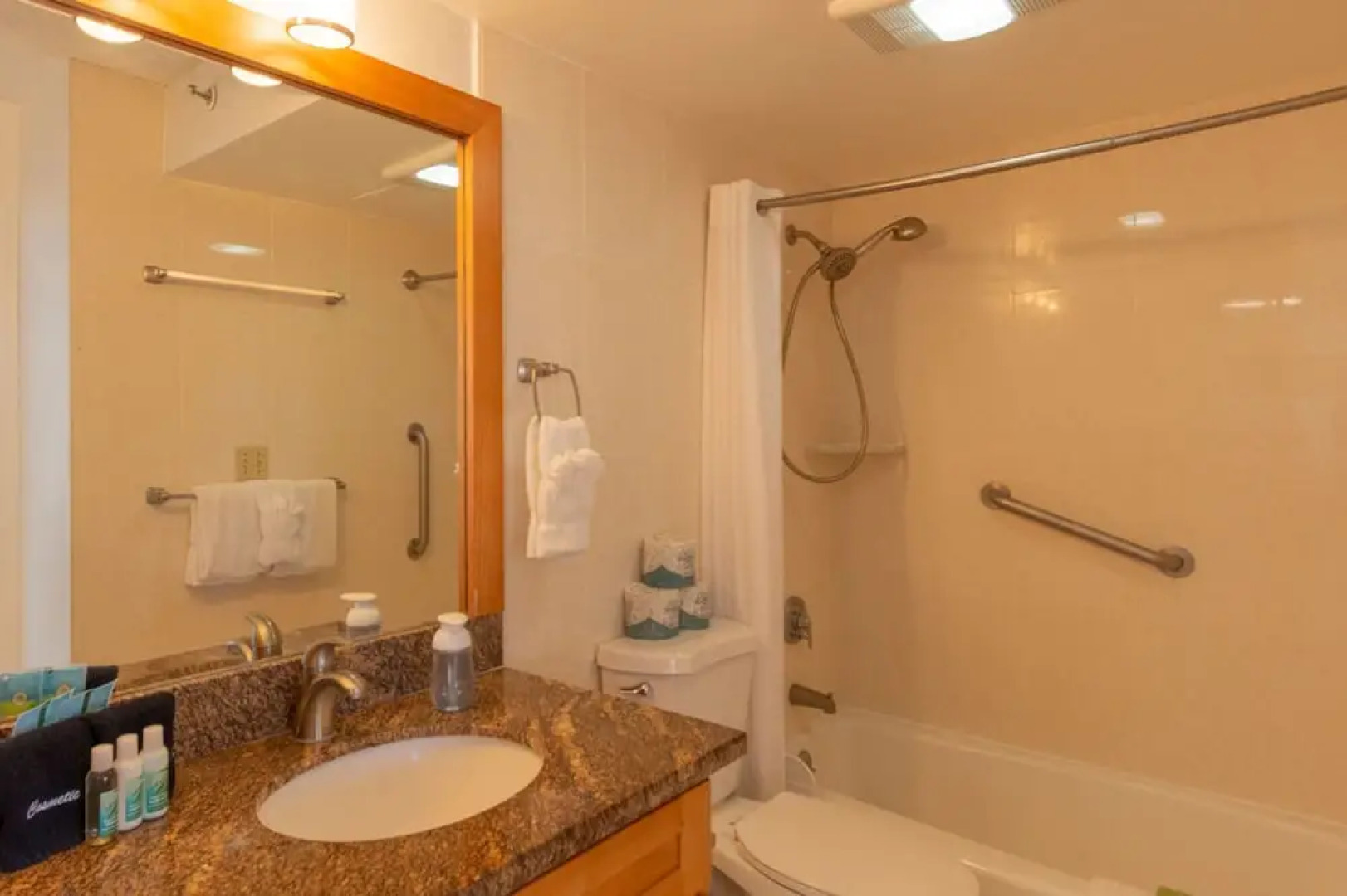 Waikiki Banyan - Pool View Tower 1 Suite 1501