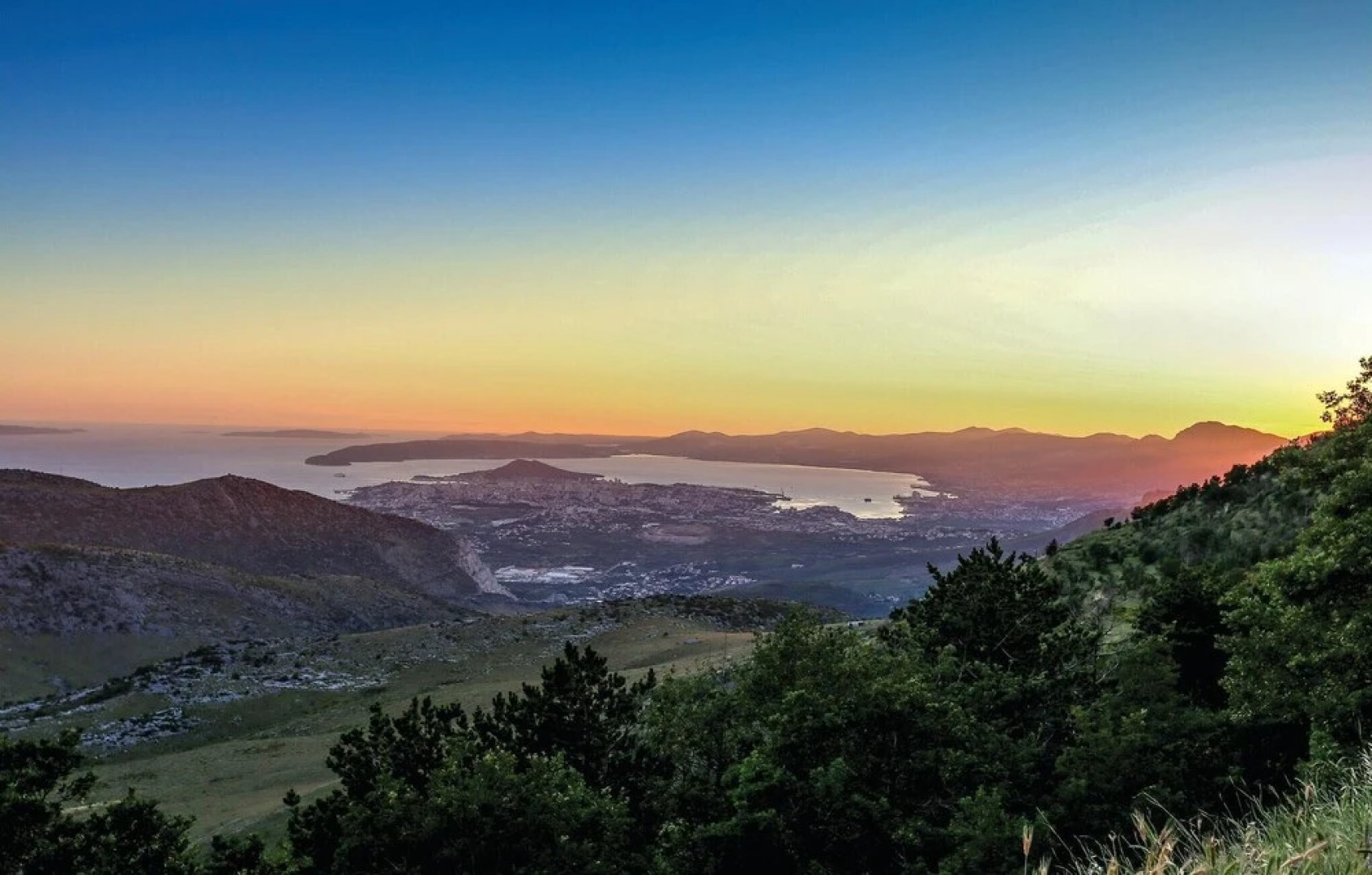 Amazing Home in Donje Sitno with Outdoor Swimming Pool, Hot Tub & 4 Bedrooms