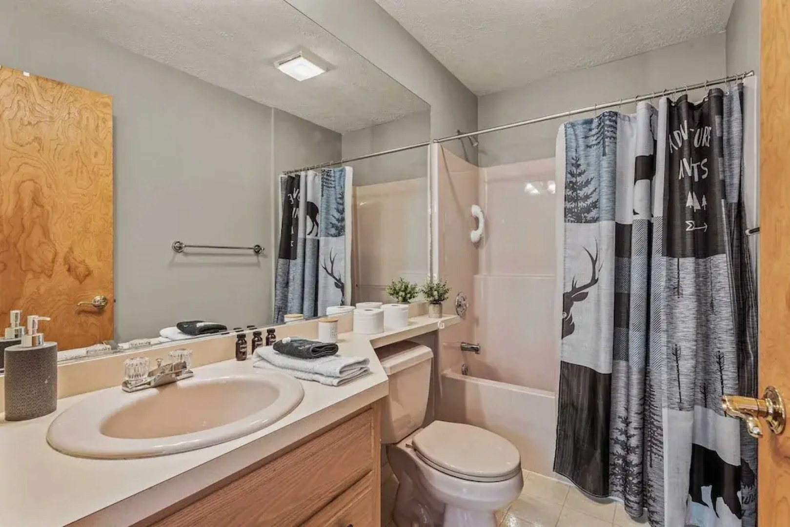 Tranquil Waterside by Avantstay Lakefront + Dock, Game Room, Views