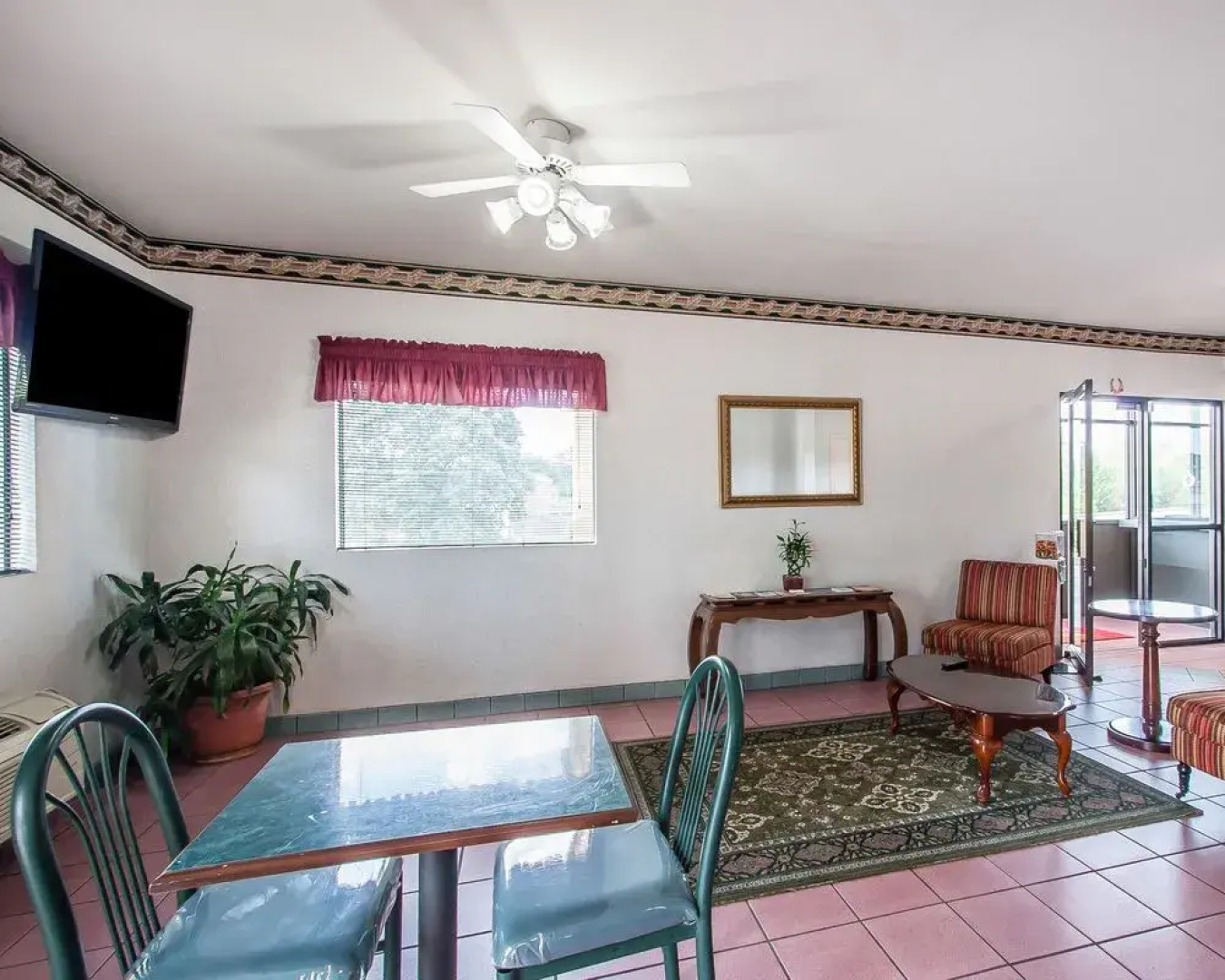 Econo Lodge Inn & Suites