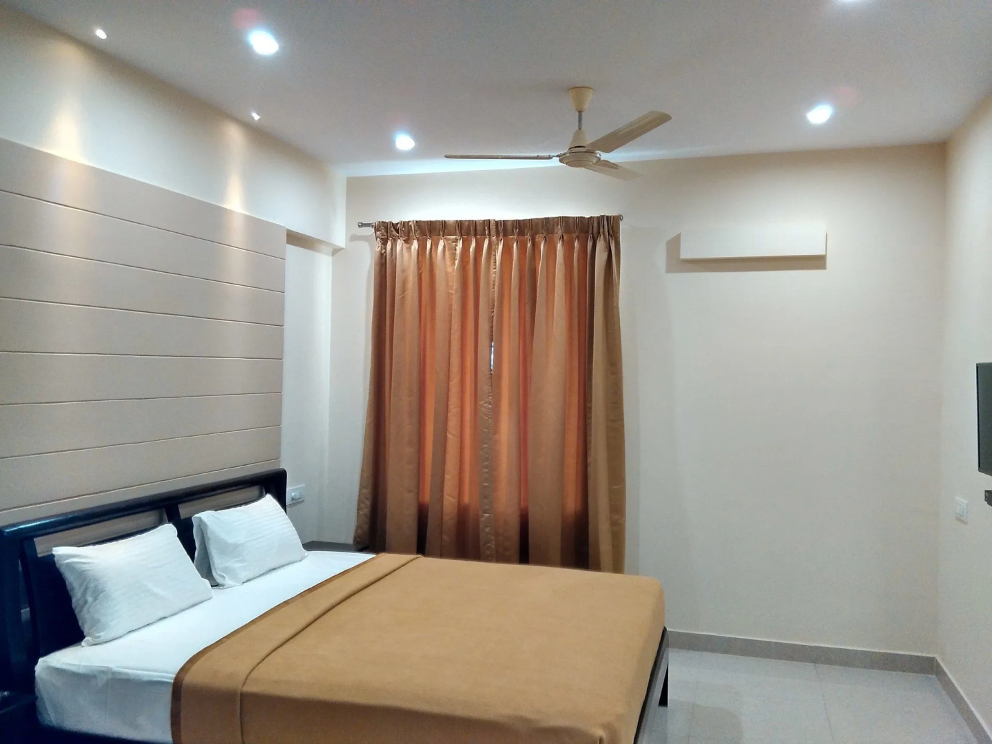 Hotel Raj Vista - Suites & Convention