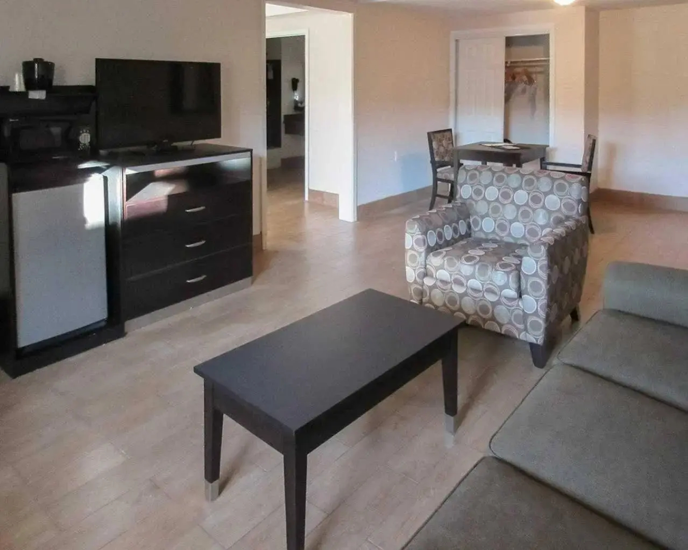 Quality Inn & Suites near Downtown Bakersfield