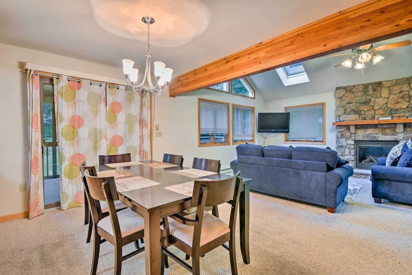 Walk to Beach: Beautiful Lake Naomi Retreat!