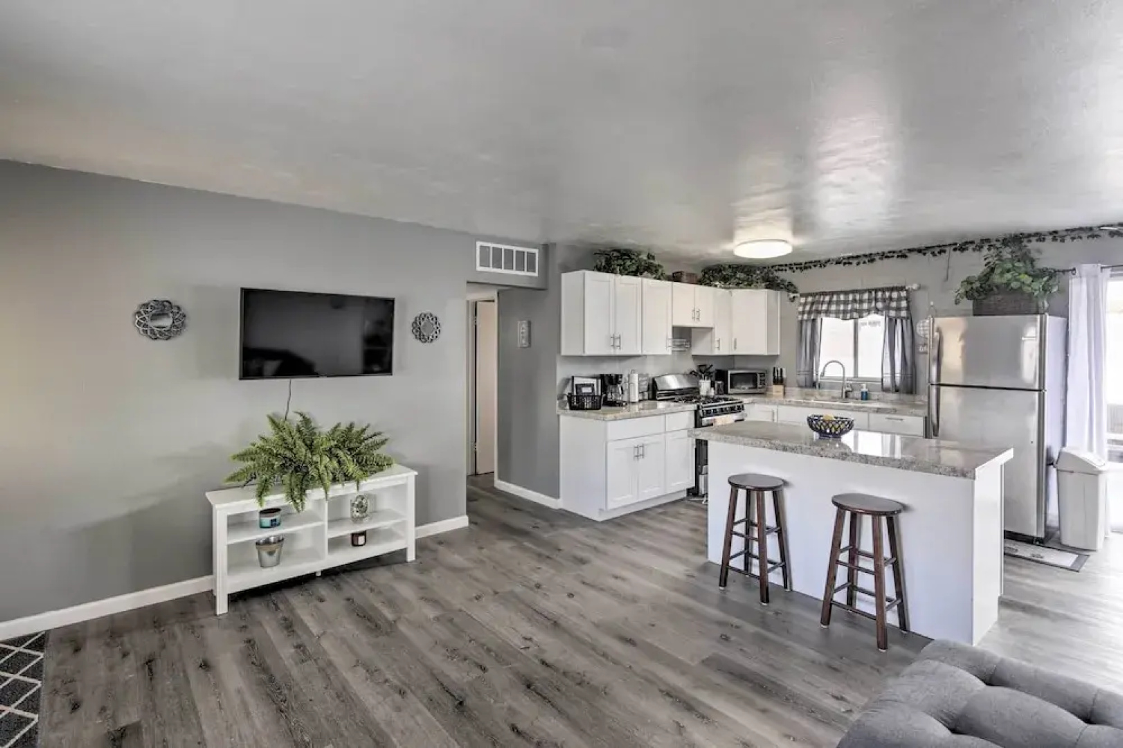 Centrally Located Gem With Laughlin Strip Views!