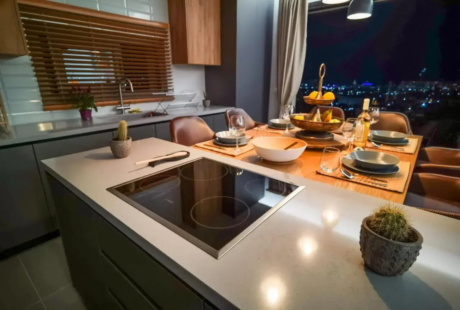 Eagles Nest- 2BR stylish, free park, Netflix