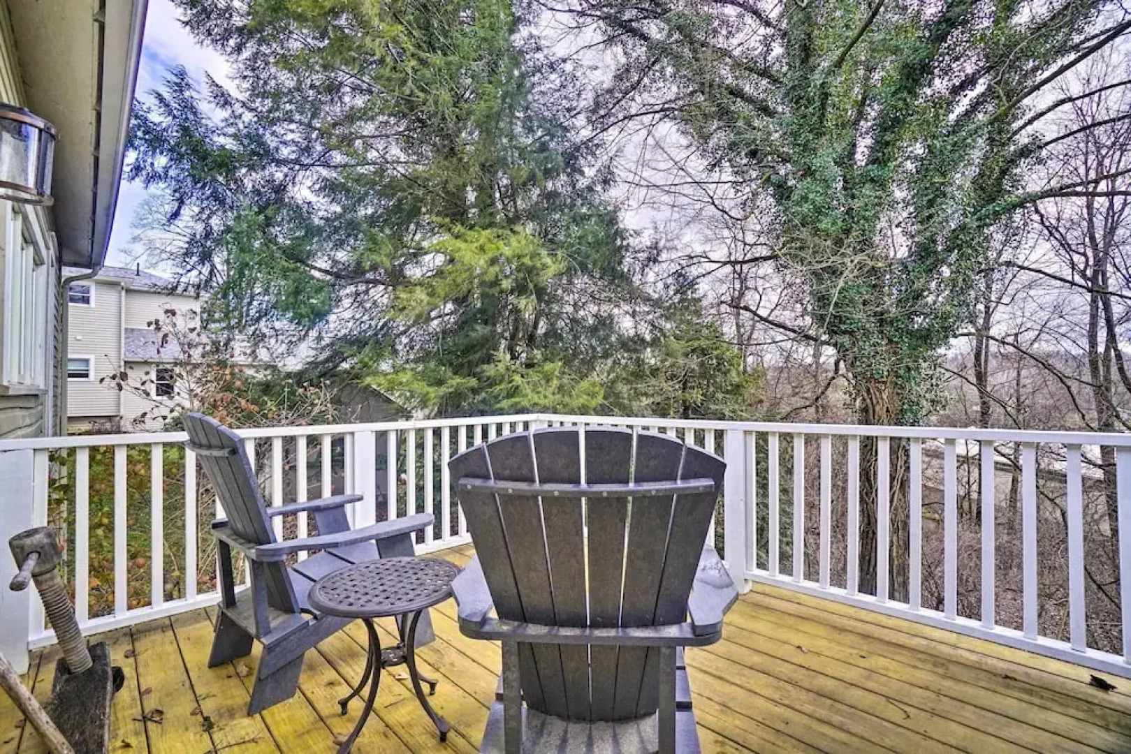 'the Porch House' Located in Historic Village