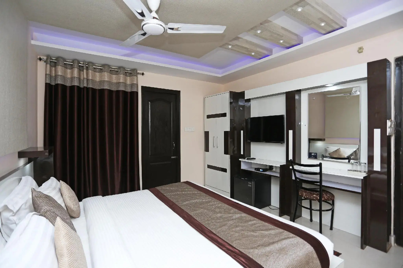 OYO 4471 Hotel Rajmahal