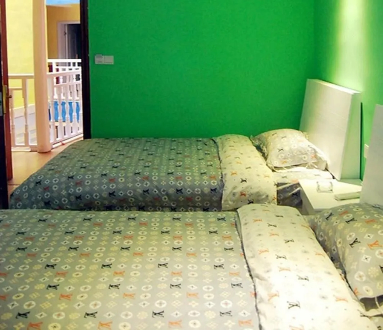 Migratory Bird In Fenghuang Inn