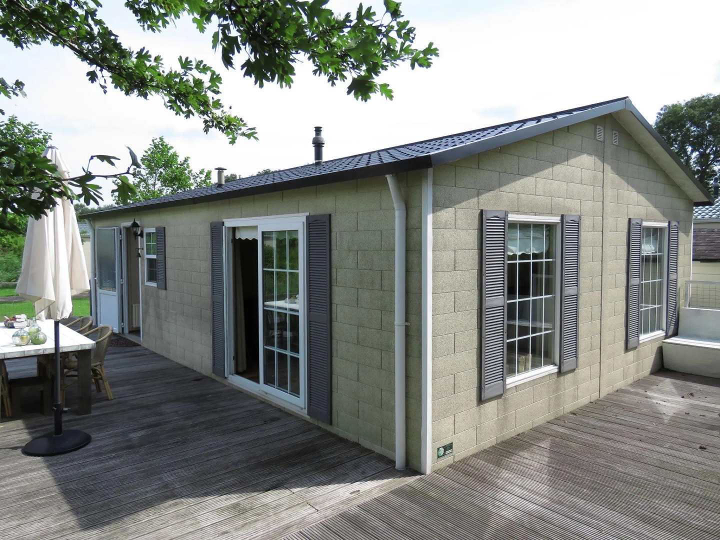 Detached chalet with nice terrace, near recreational lake