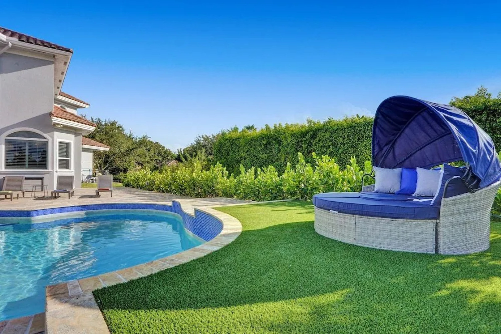 Lavish 8 Br Estate with Pool & Courts