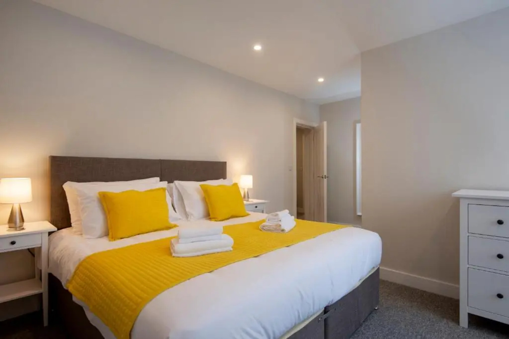 Oliverball Serviced Apartments - Flat D - Modern, top floor, 2 bedroom, 2 bathroom apartment in Central Southsea