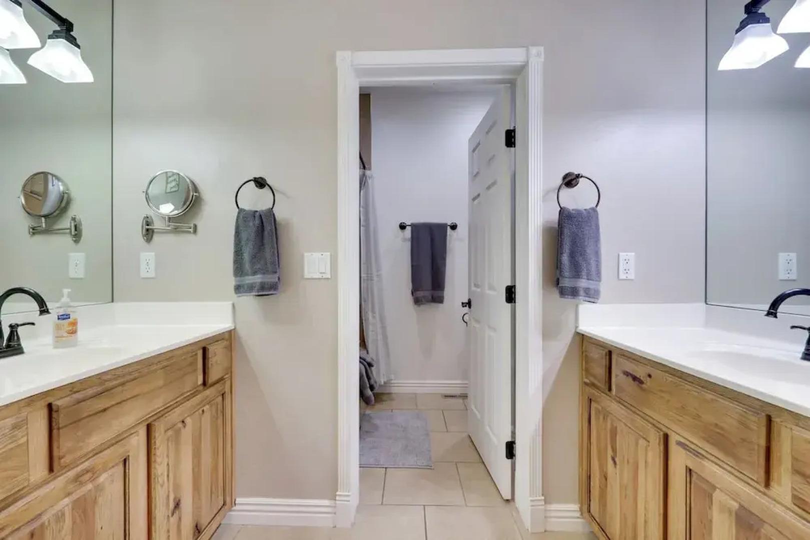 Modern Show Low Home w/ BBQ & Fire Pit!