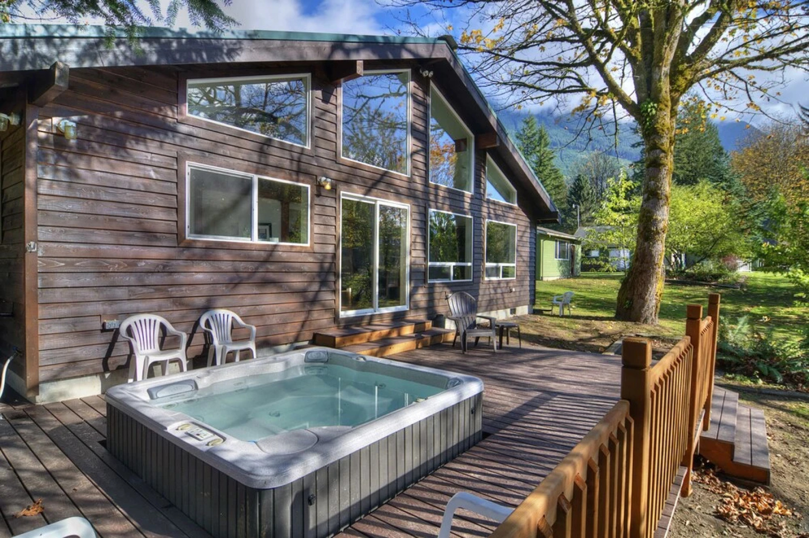 Baring Bend Lodge - Three Bedroom Cabin with Hot Tub