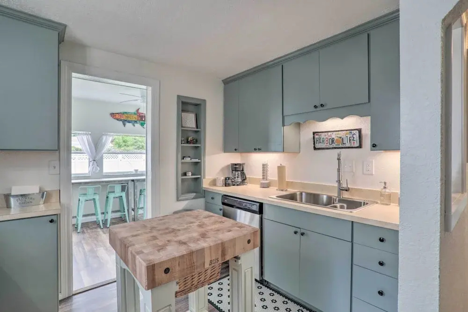 Tampa Bay Area Cottage w/ Gas Grill and Fire Pit!