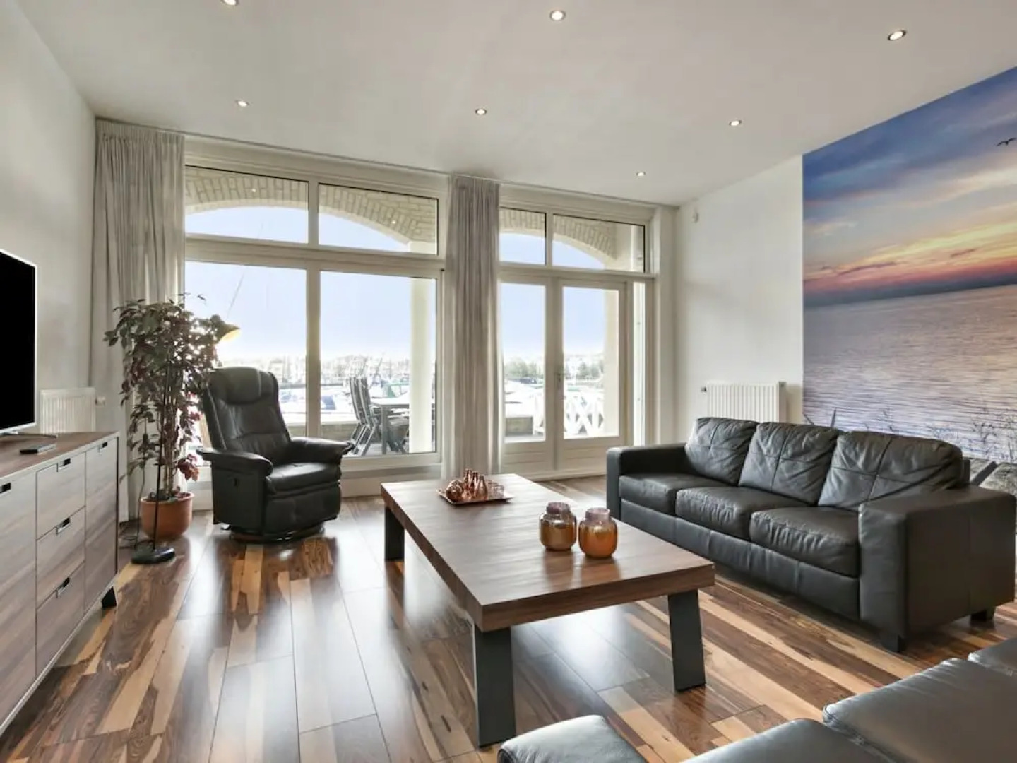 Spacious Luxury Apartment With Beautiful Views of the Marina