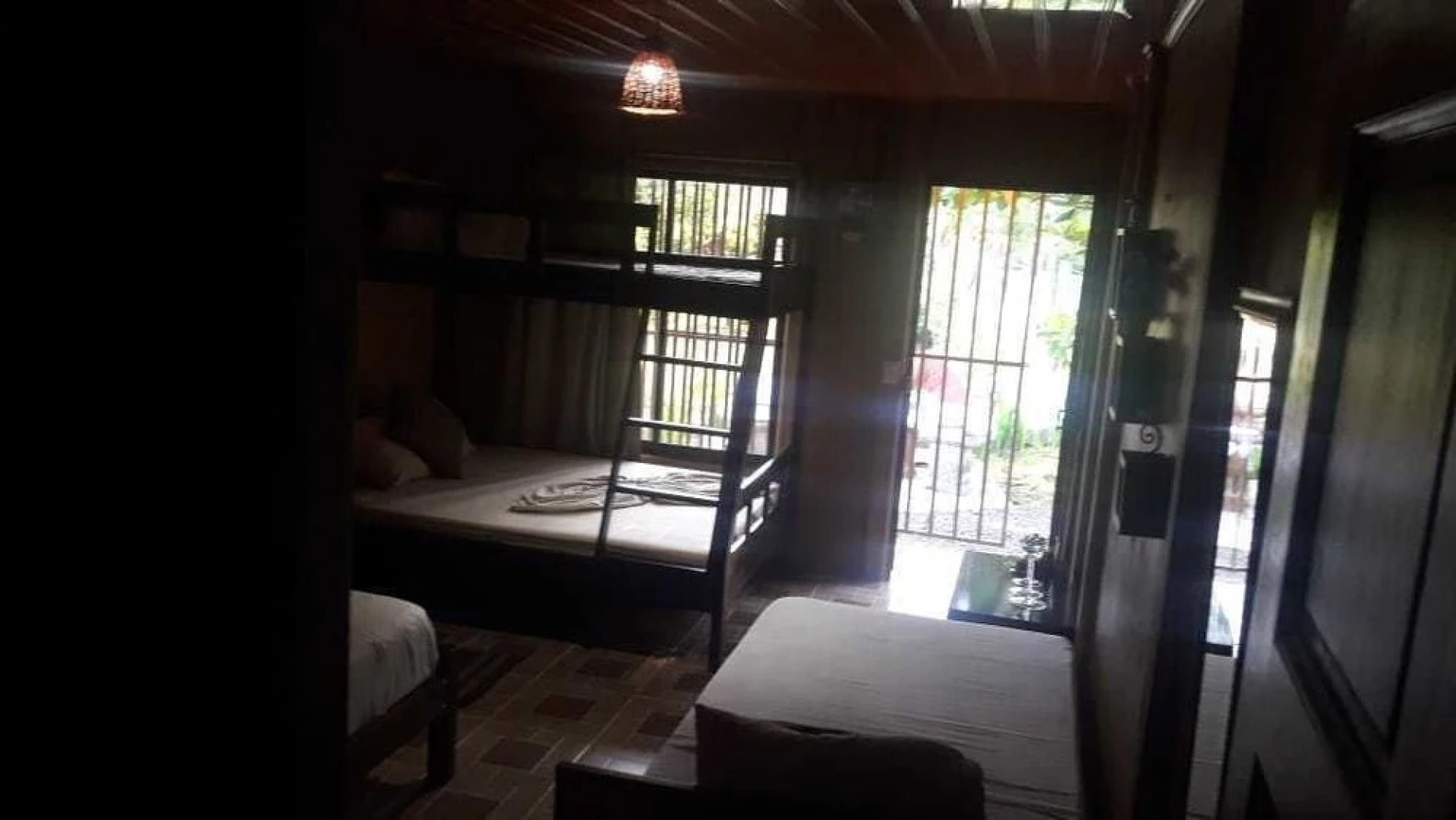 Hotel Cabinas y Tour Aaron Tortuguero