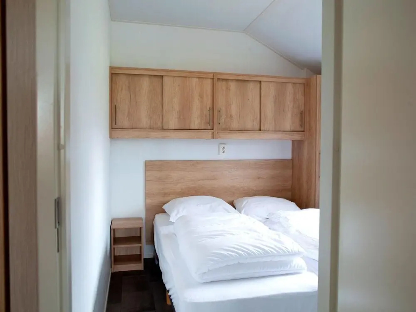 Pondside Stay w/ Kitchen