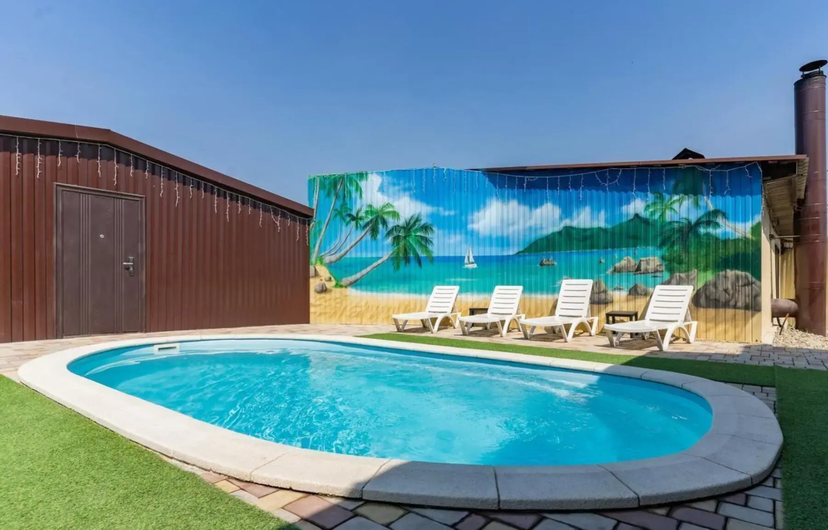 West House (Вест Хаус) с бассейном и сауной