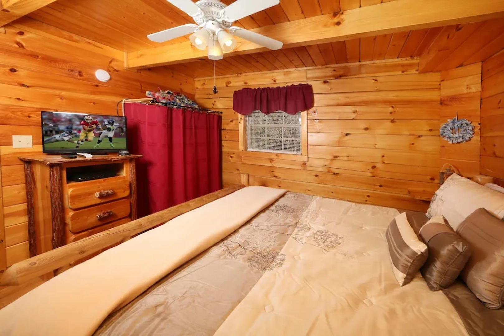 Fireside Memories 2 Br cabin by RedAwning