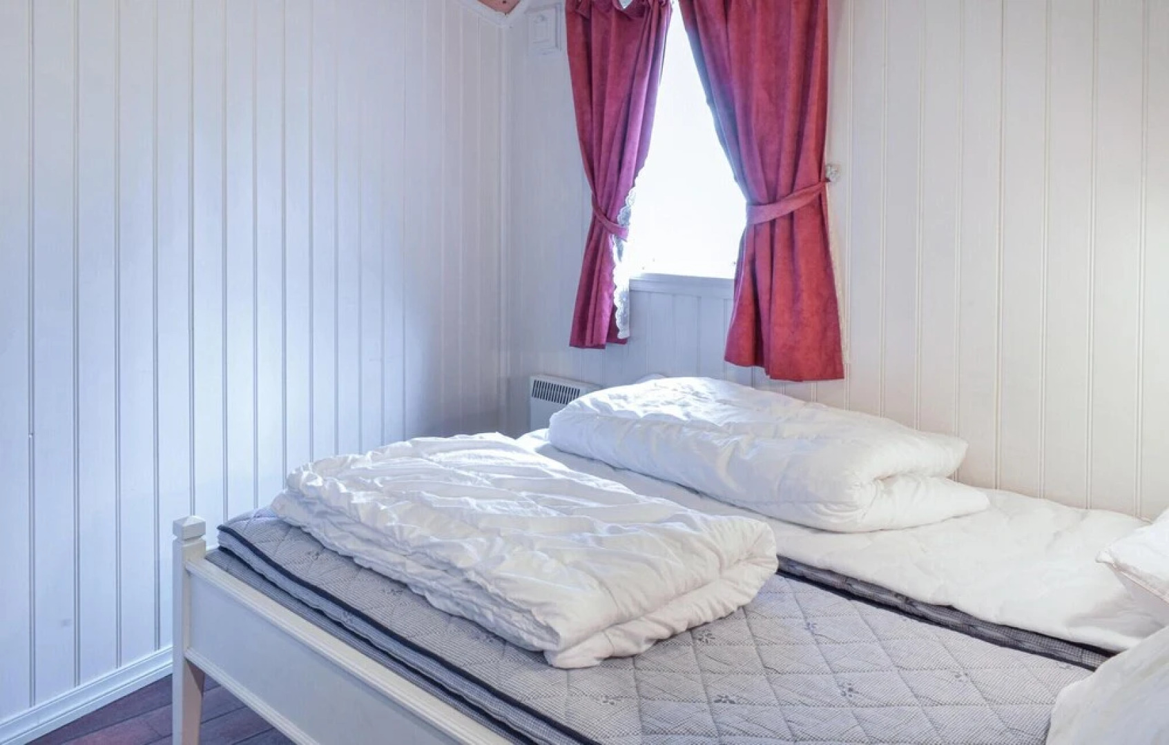 Nice Home in Bekkjarvik With 4 Bedrooms and Wifi