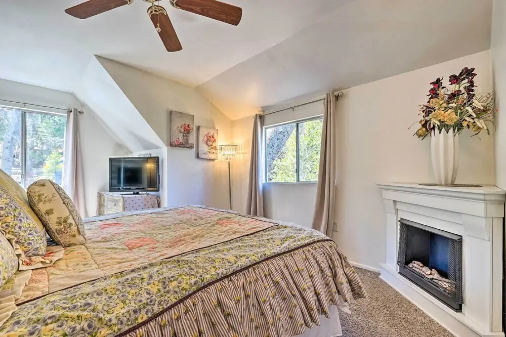 Cute Cabin + Deck < 2 Mi to Lake Arrowhead Village