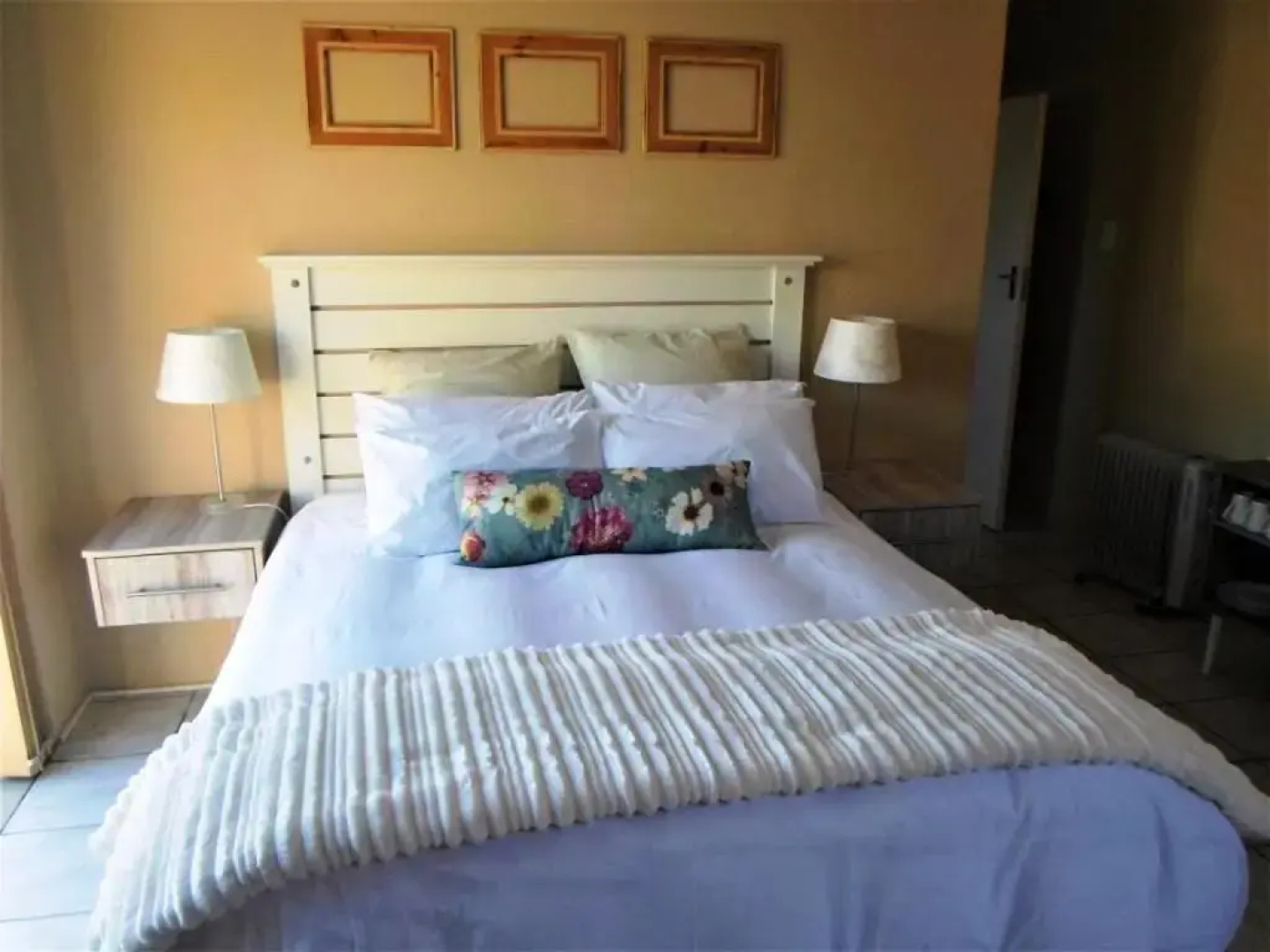 Cenikma Guest Suites - Couples Room