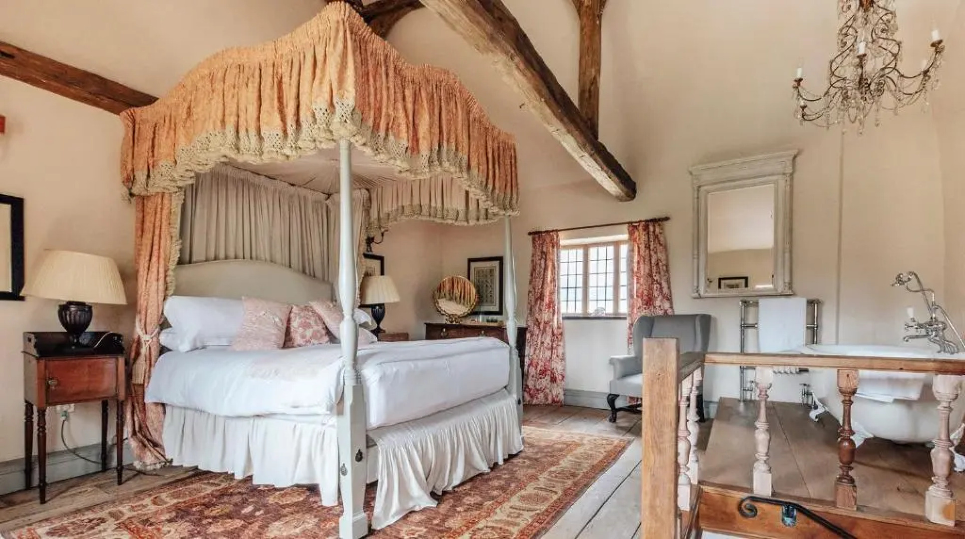 Lavish Tudor Estate Gardens - Sleeps 25