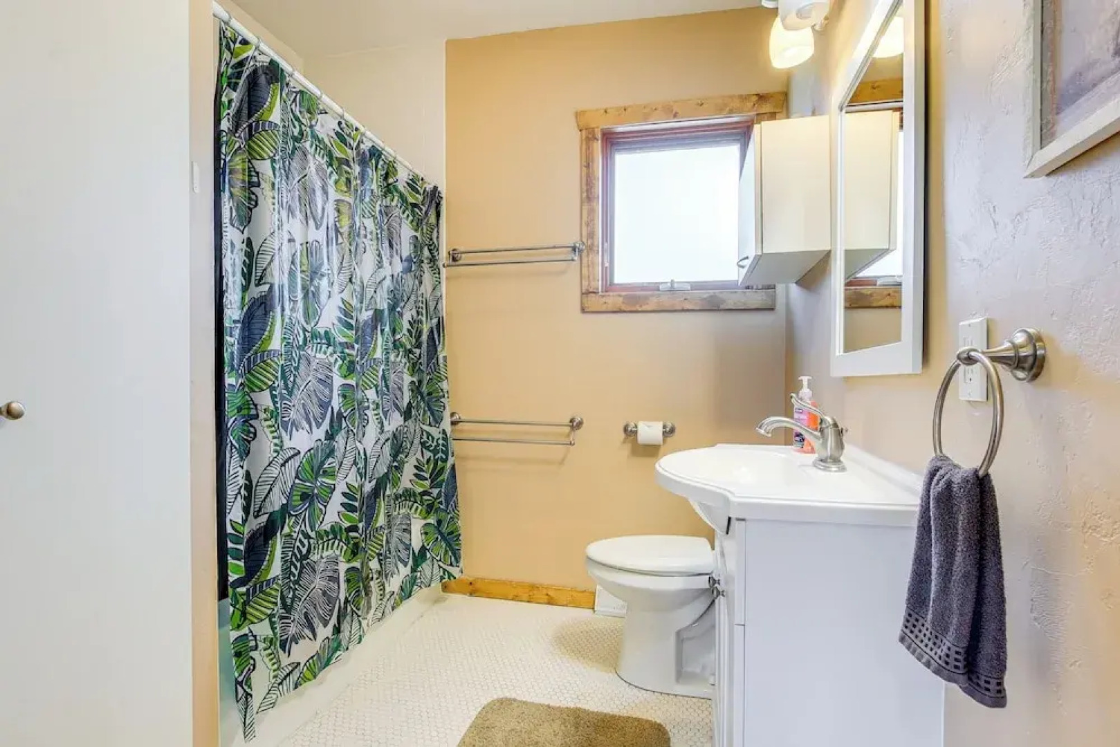 Algoma Retreat: Near Beach, Game Room, Yard