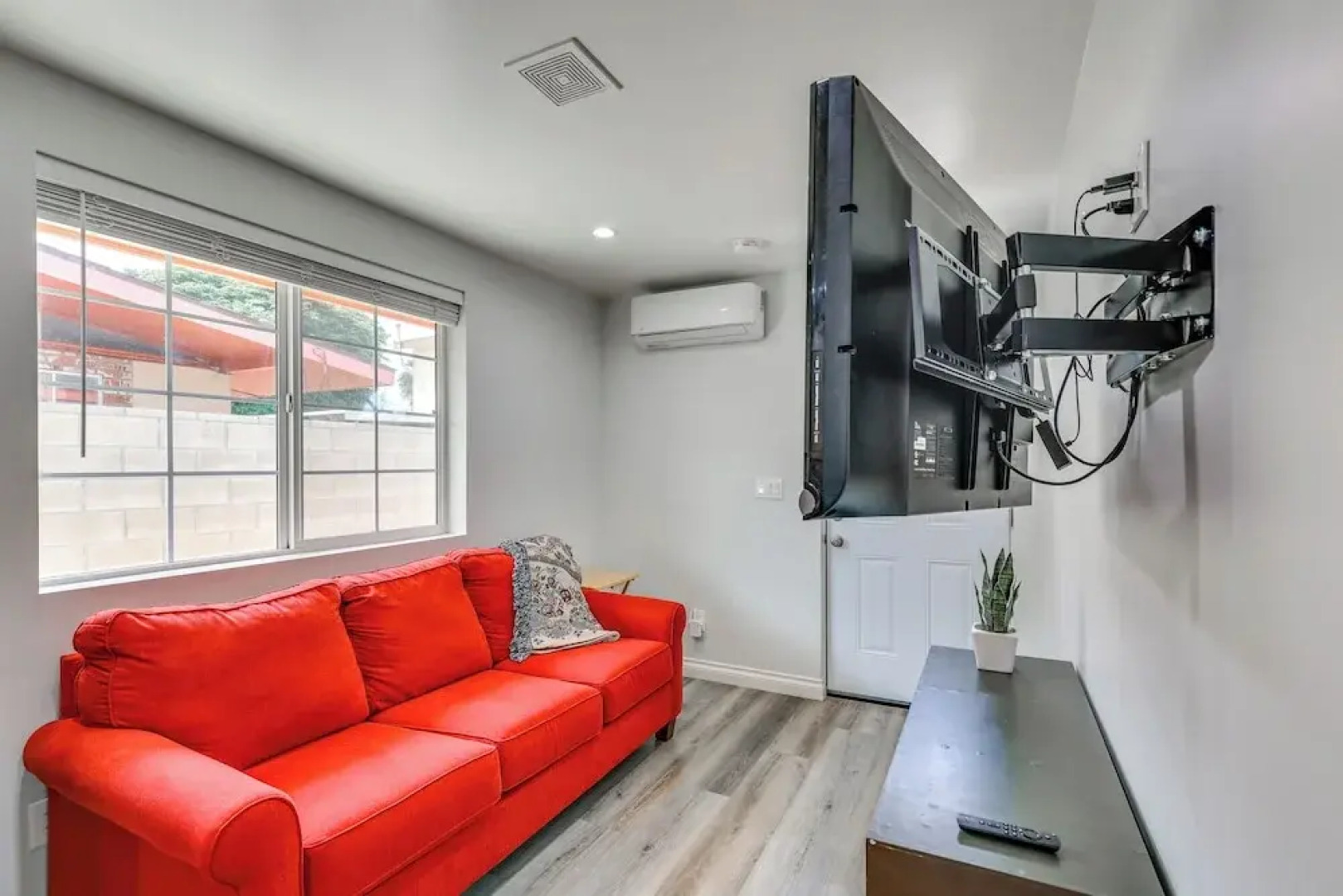 Sleek San Fernando Studio ~ 14 Mi to Universal