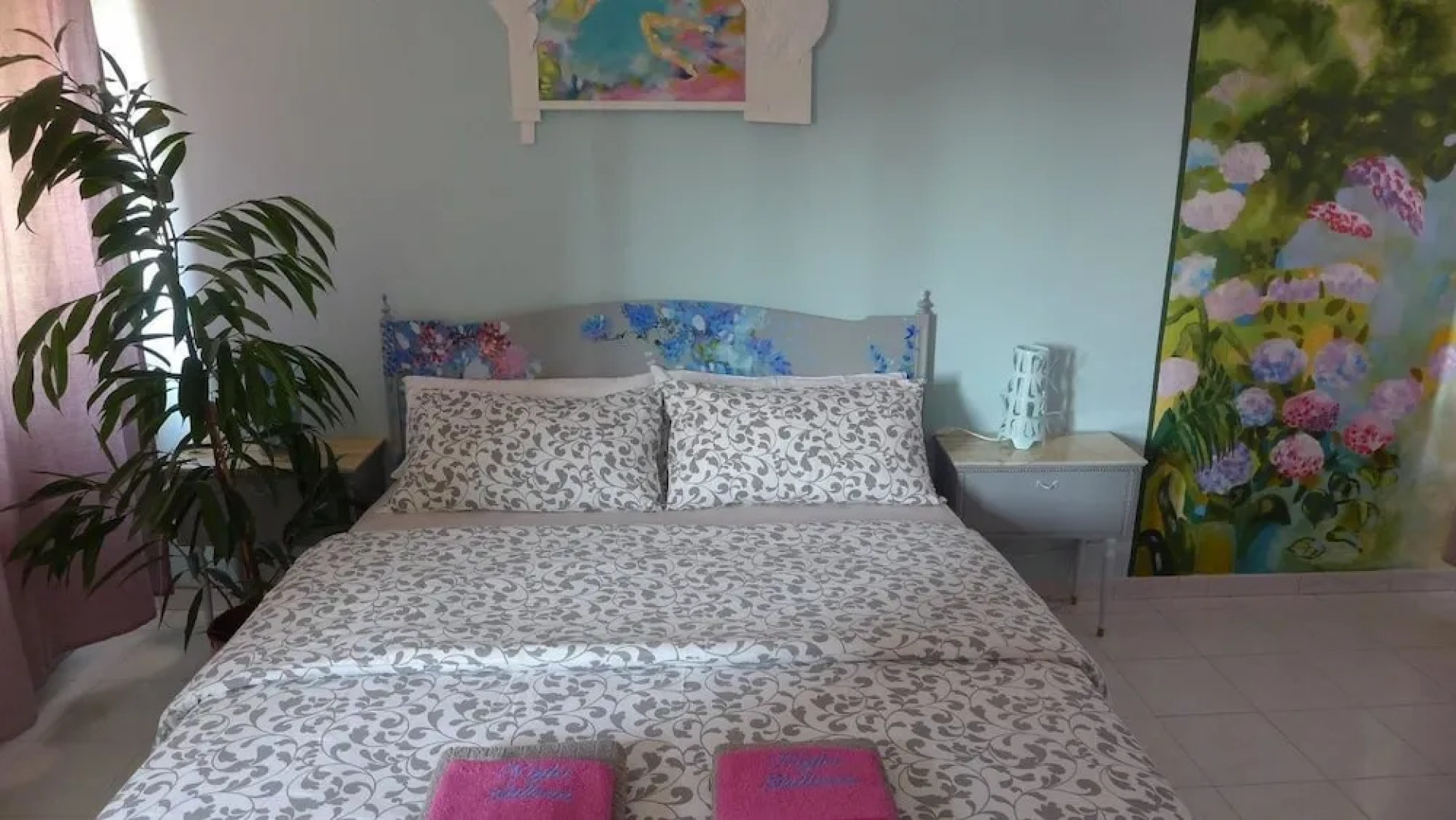 Night Galleria - bed & art