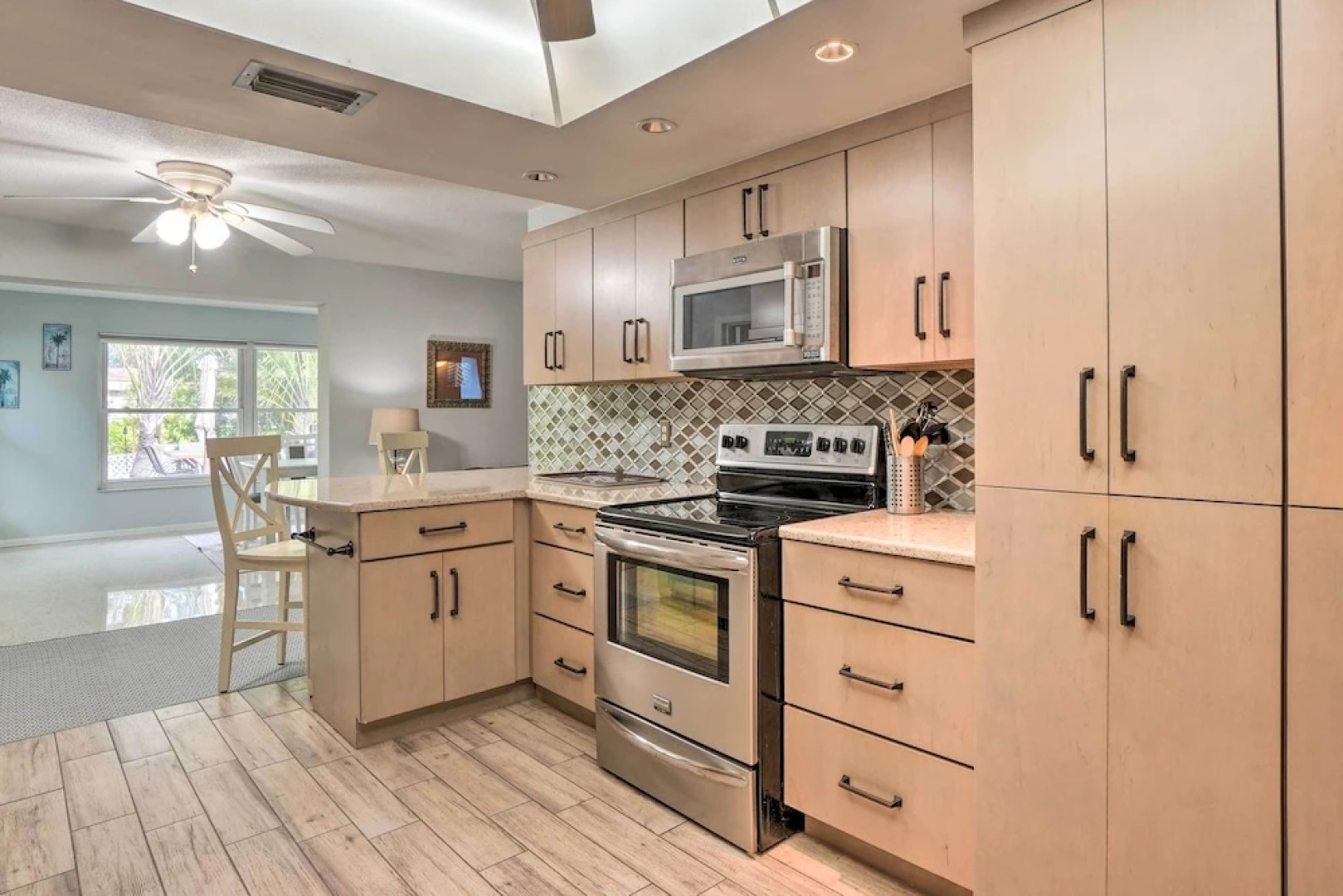 Vibrant Largo Home: Heated Pool, Lake Views!