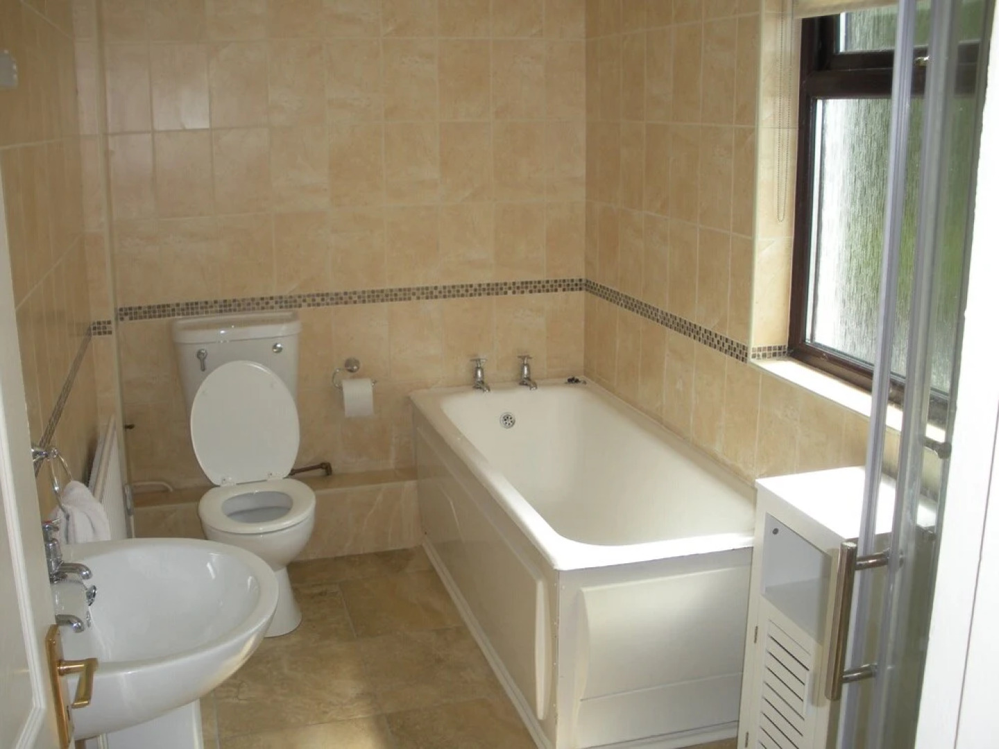 Beautiful 3-bed House in Knock