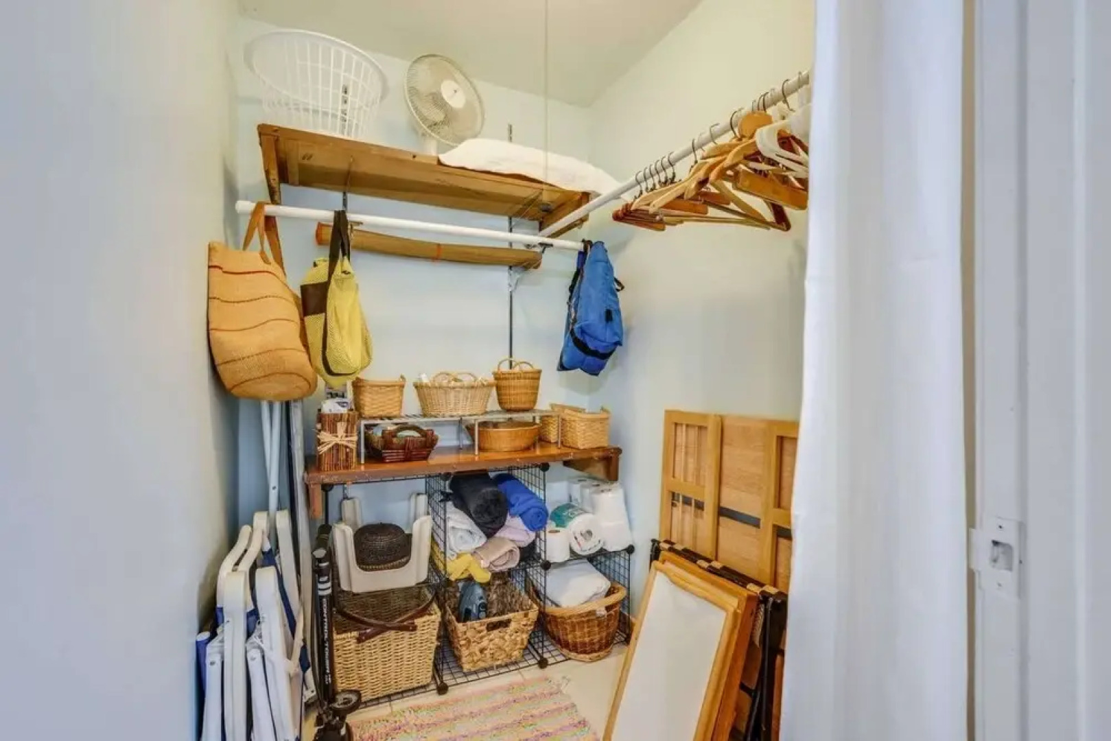 The Secret Garden - The Cottage Near Beach, Shops, Restaurants, Pet Friendly, Close to Lucerne Ave!