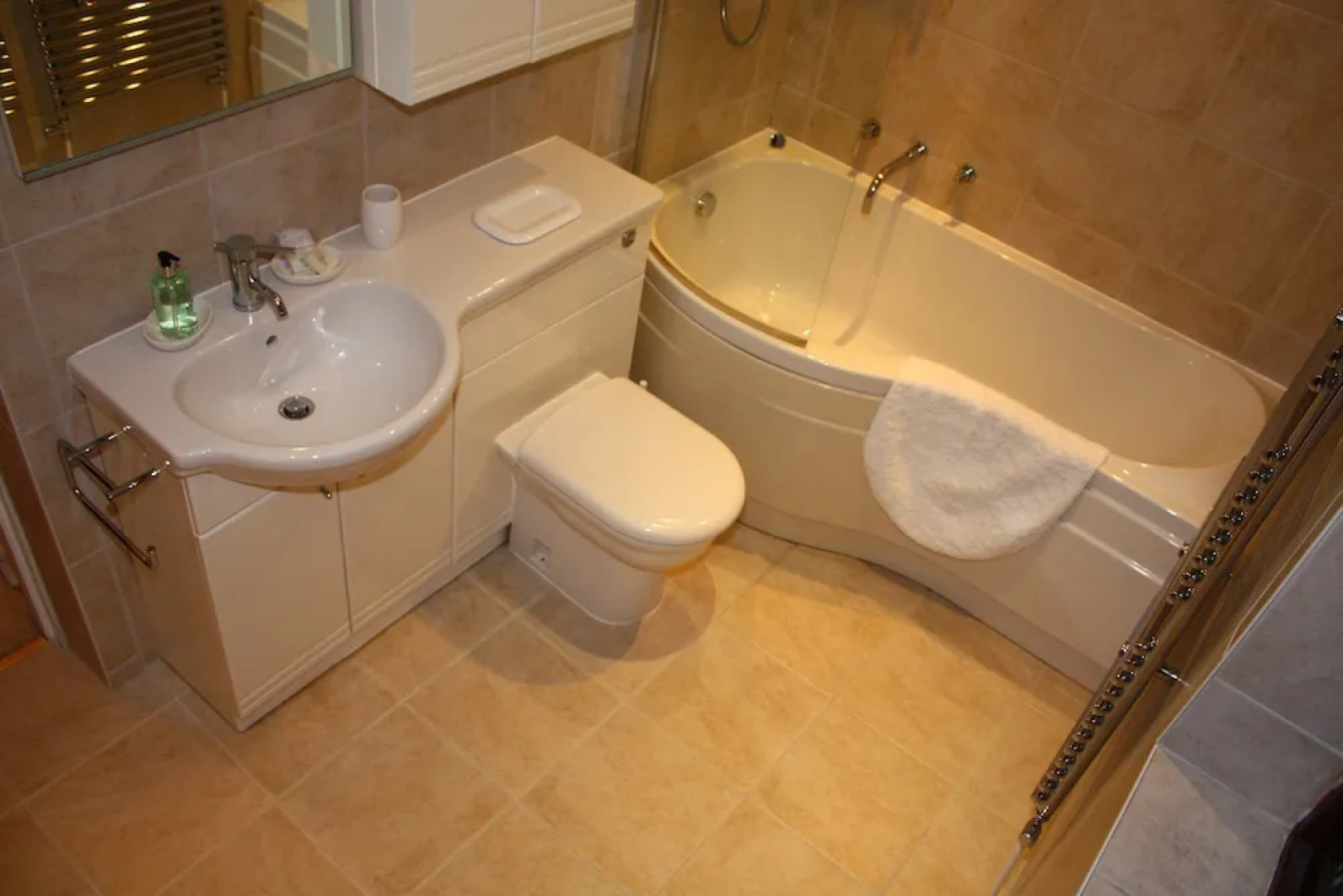 Spacious Homestay With Parking