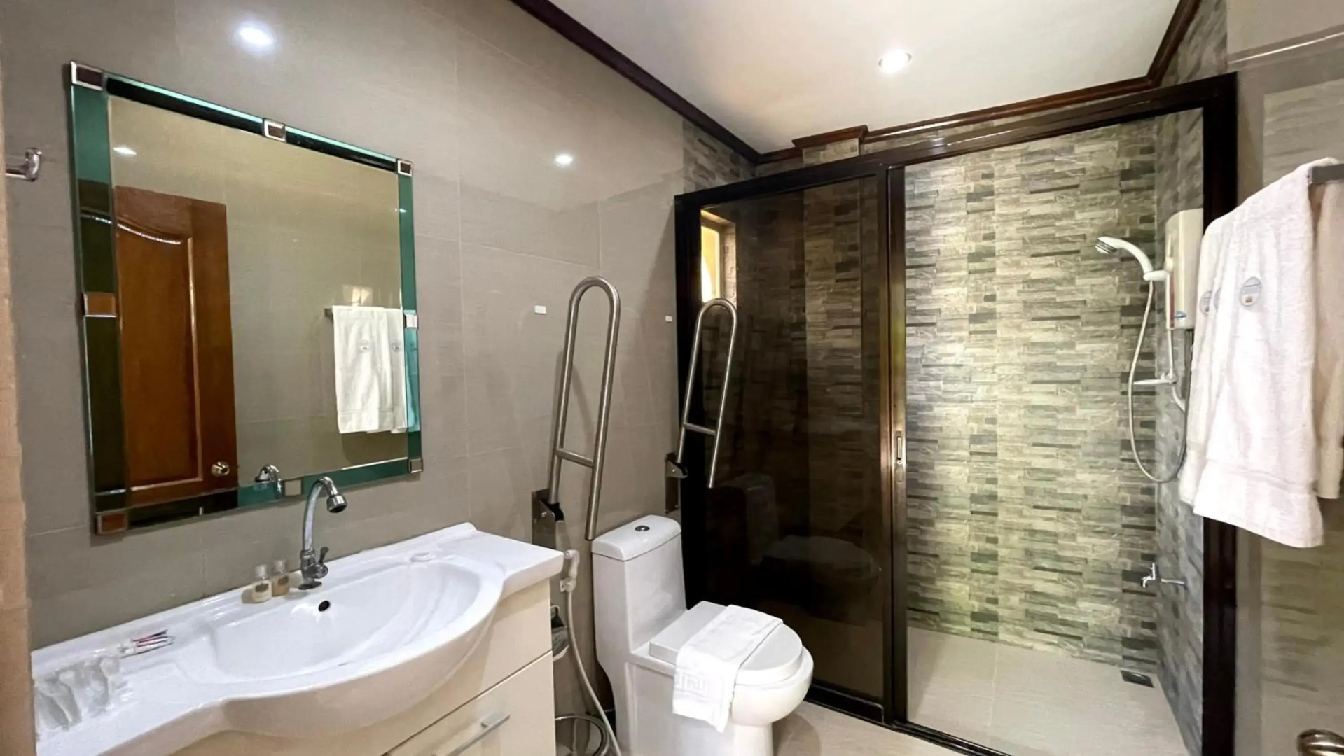 Anda White Beach Resort