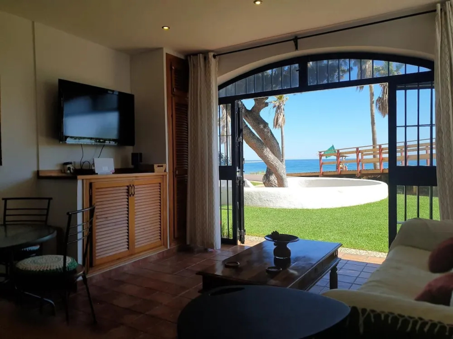 Doña Lola Micaela from line beach apartment with sea views sunrounded by bars and restaurants-CS208