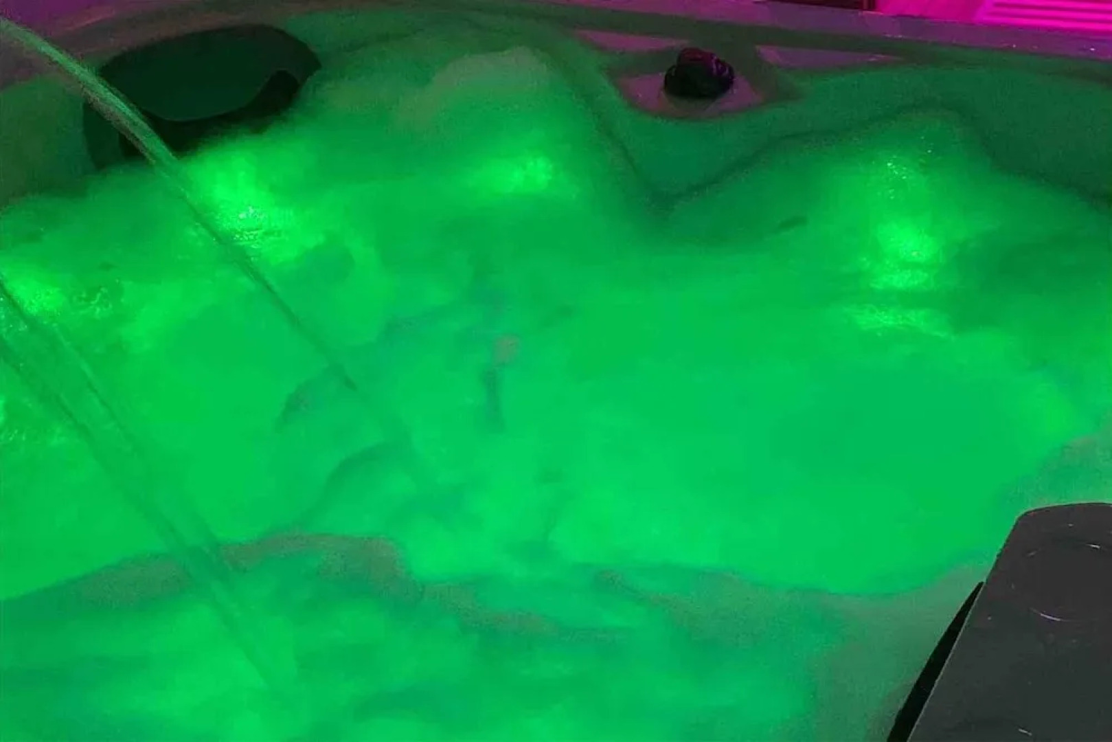 Get Away Home With Hot Tub Sleeps 7