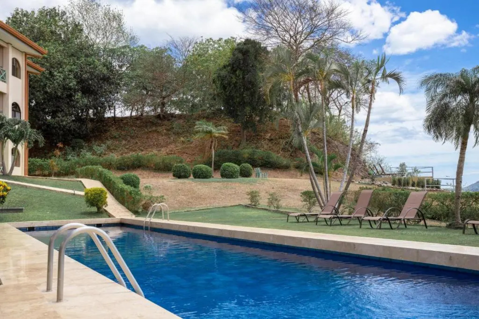 Flamingo Marina Resort 523, Flamingo 2-Bedroom Beachfront Condo with Pool